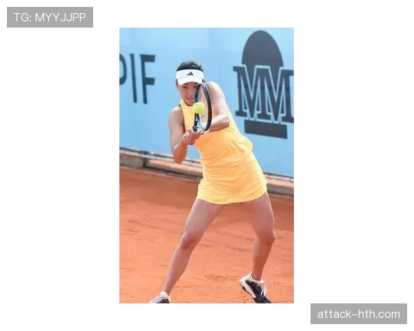 王欣瑜比赛完直接蹲场边啃香蕉，这自律程度真的服了